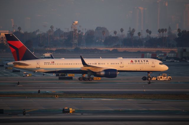 Boeing 757-200 (N547US)