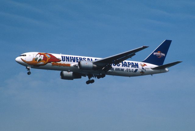 BOEING 767-300 (JA8357) - Final Approach to Tokyo-Haneda Intl Airport Rwy16L on 2002/06/10 "Universal Studios JAPAN c/s "