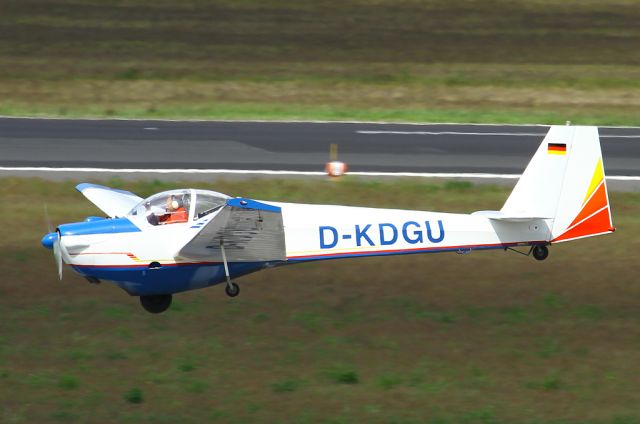 D-KDGU — - Lowpass RWY 26L  Scheibe SF-25