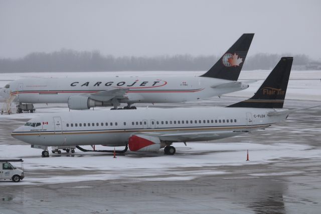 BOEING 737-400 (C-FLDX)