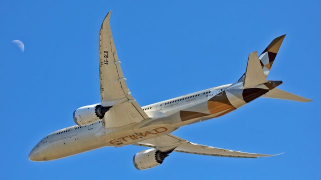 Boeing 787-9 Dreamliner (A6-BLB) - 20/03/2021. Décollage vu à Fernay Voltaire.