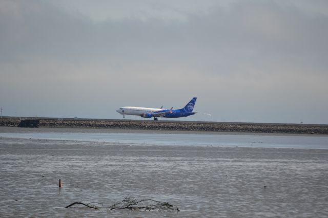 Boeing 737 MAX 8 (N806AK) - andriod camera!@ vertg good