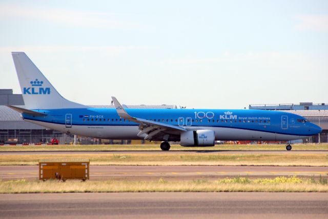Boeing 737-800 (PH-BCK) - Landing on rwy 27L on 29-Aug-19 operating flight KLM1007 from EHAM.