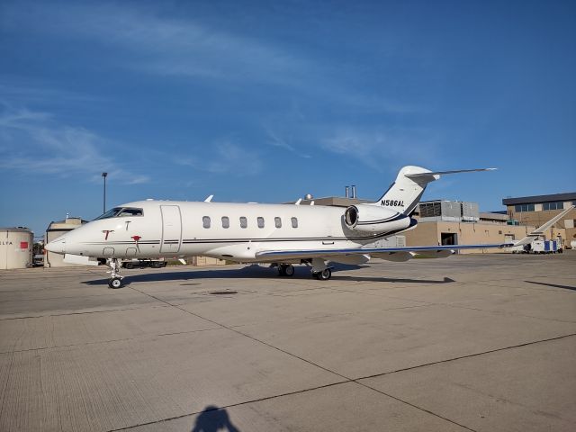 Bombardier Challenger 300 (N586AL)