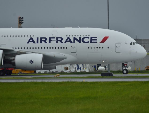 Airbus A380-800 —