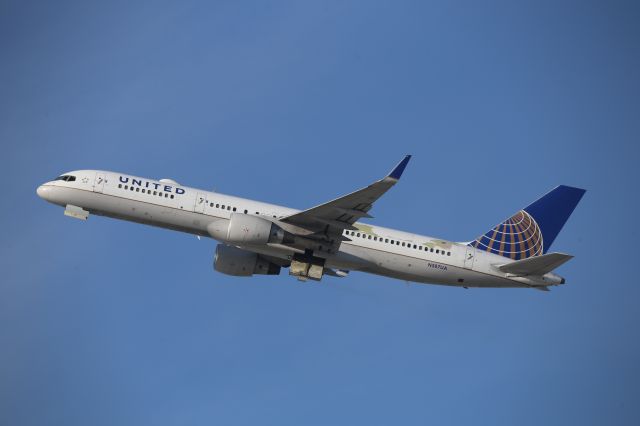 Boeing 757-200 (N587UA)