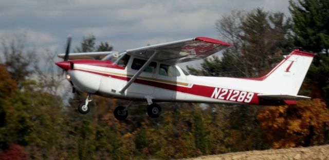 Cessna Skyhawk (N21289) - Shortly after departure is this 1974 Cessna 172M Skyhawk in the Autumn of 2024.
