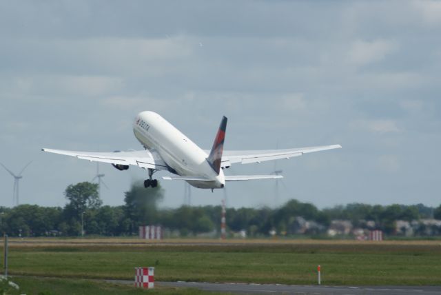 BOEING 767-300 (N190DN) - Delta Air Lines B767-332ER cn28447