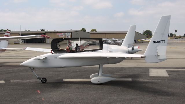 RUTAN Long-EZ (N606TT) - Taxiing at Fullerton