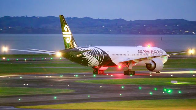 BOEING 777-300ER (ZK-OKM)