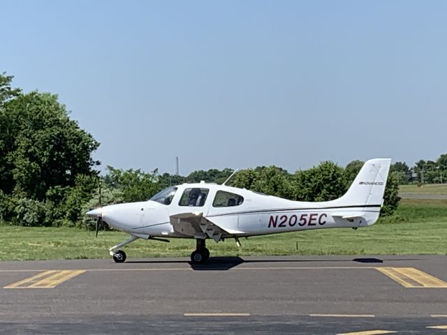 Cirrus SR-20 (N205EC) - N205EC (SR20) arriving at Wings Field (KLOM)br /Photo Date: June 5, 2021