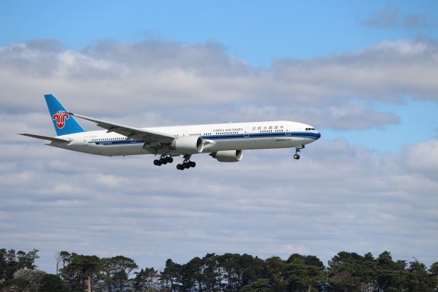 BOEING 777-300ER (B-2029) - B-2029 on final approach at Auckland Int.