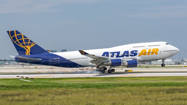 Boeing 747-400 (N322SG) - Atlas Air B744 landing on runway 10R at KFLL carrying the Baltimore Ravens Football team