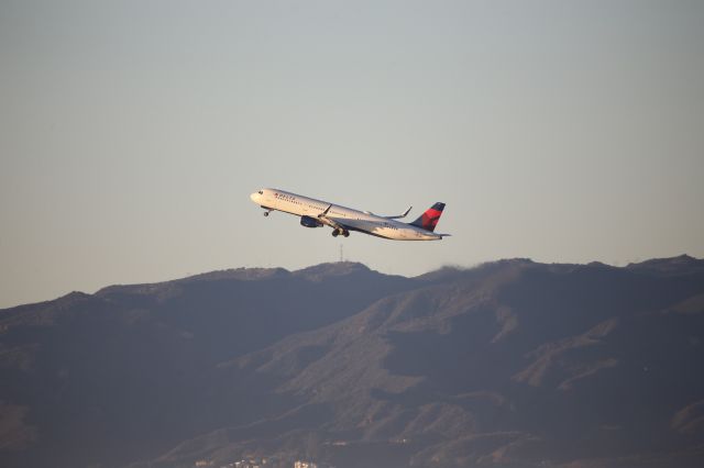 Airbus A321 (N113DX)