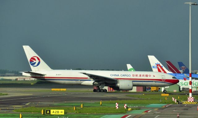 BOEING 777-200LR (B-2077) - China Cargo Airlines Boeing 777-F6N B-2077 in Amsterdam Schiphol 