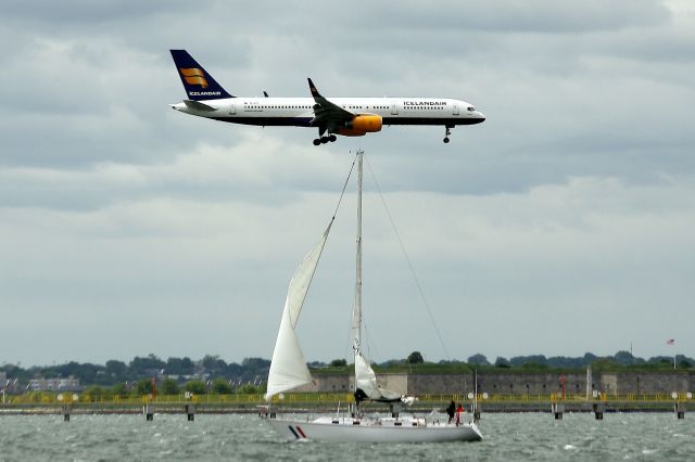 Boeing 757-200 (TF-FIY) - Ice Air 635 on short final to 33L