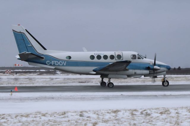 Beechcraft King Air 100 (C-FDOV) - Exact air lorsqu’il passait en face sur alpha à CYGR 