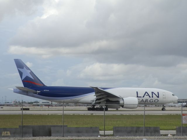 BOEING 777-200LR (N774LA)