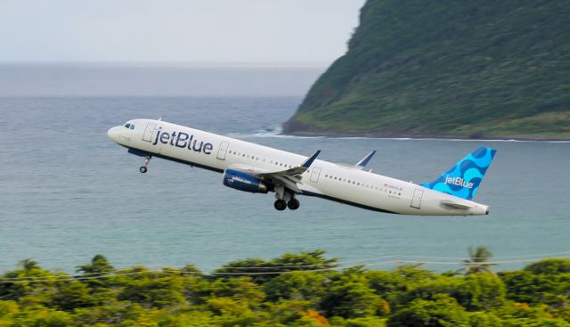 Airbus A321 (N935JB)