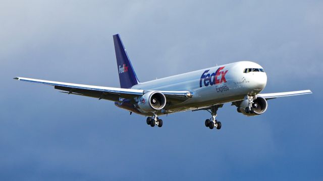 BOEING 767-300 (N273FE) - BOE647 on final to Rwy 16R to complete a C1 flight on 11.30.20. (B763-300(ER) / ln 1224 / cn 66243)