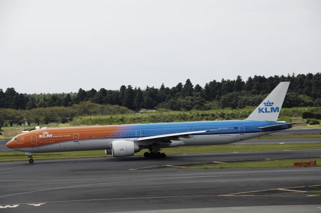 BOEING 777-300 (PH-BVA) - Taxing at Narita Intl Airport on 2017/09/15