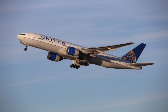 Boeing 777-200 (N799UA)