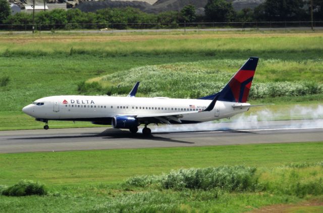 Boeing 737-800 (N774DE)