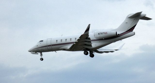 Canadair Challenger 350 (N787QS) - On final is this 2015 Bombardier Challenger 350 in the Autumn of 2021.