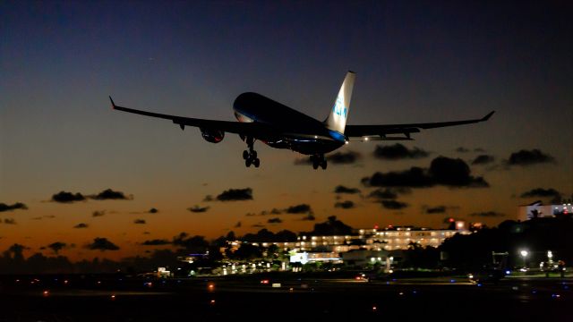 Airbus A330-200 (PH-AOM) - KLM A330-200 PH-AOM departing at Sunset