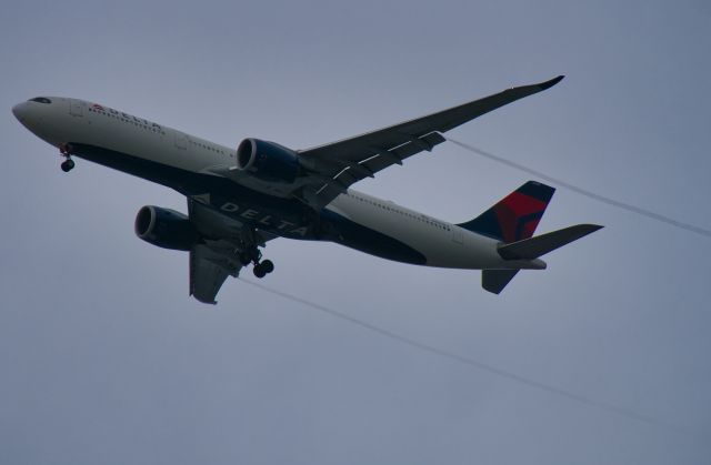 Airbus A330-900 (N405DX) - Flying over Boeing Field on final for Seattle-Tacoma International Airport. 