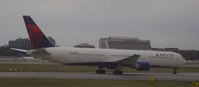 BOEING 767-400 (N830MH)