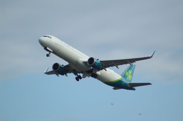 Airbus A321neo (EI-LRB) - An Aer Lingus A321neo taking off from LHR on runway 27L.br /br /Location: Heathrow T5 Planespotting Point.br /Date: 12.10.22 (dd/mm/yy).