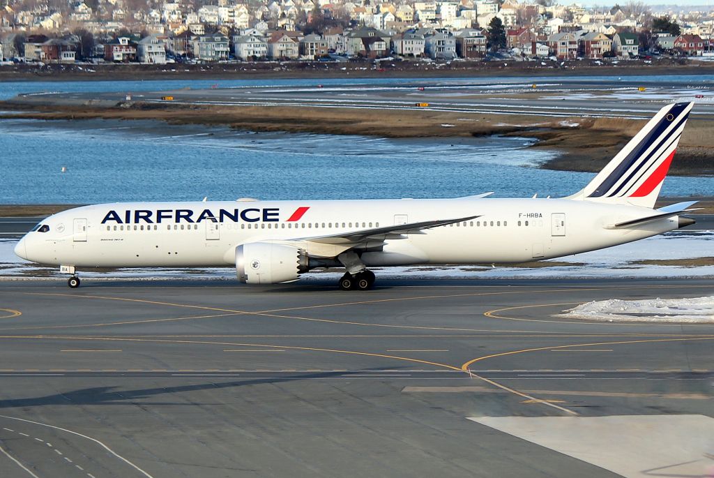 Boeing 787-8 (F-HRBA) - AFR 334 from Paris taxiing in on 33L