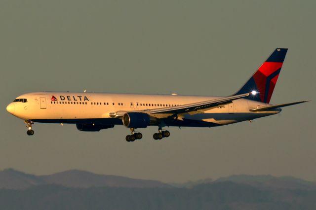 BOEING 767-300 (N125DL) - 6th Oct., 2014