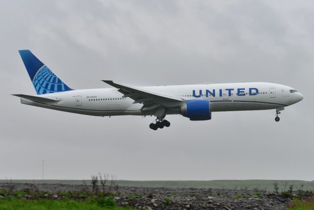 Boeing 777-200 (N78004) - 10-C 05-06-22 in the rain.