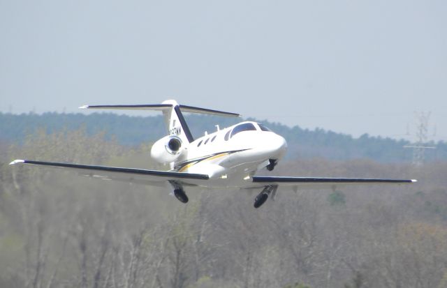 Cessna Citation Mustang (N293MM) - N293MM departing KBLM using Runway 14 on its way to KBED. This is a cropped version of the other photos. I would have deleted them, but I dont know if it is possible.