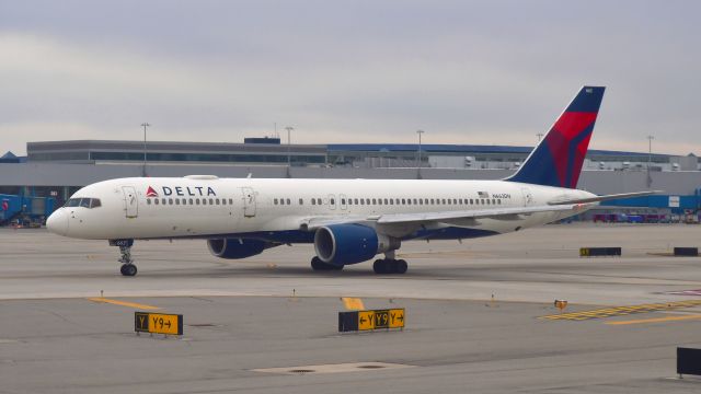 Boeing 757-200 (N663DN) - Delta Boeing 757-232 N663DN in Detroit 