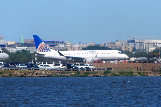 Embraer 170/175 (N82333)