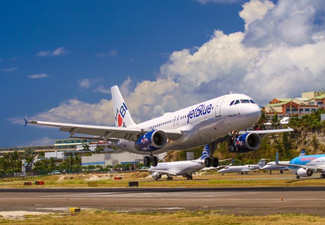 Airbus A320 (N586JB)