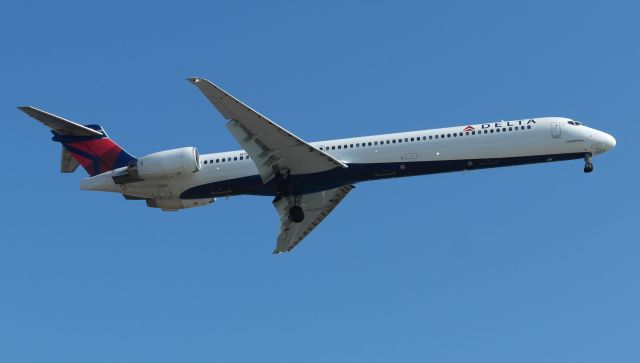 McDonnell Douglas MD-90 (N936DN)