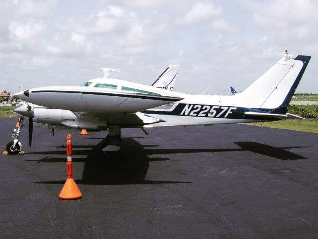 Cessna 310 (N2257F)