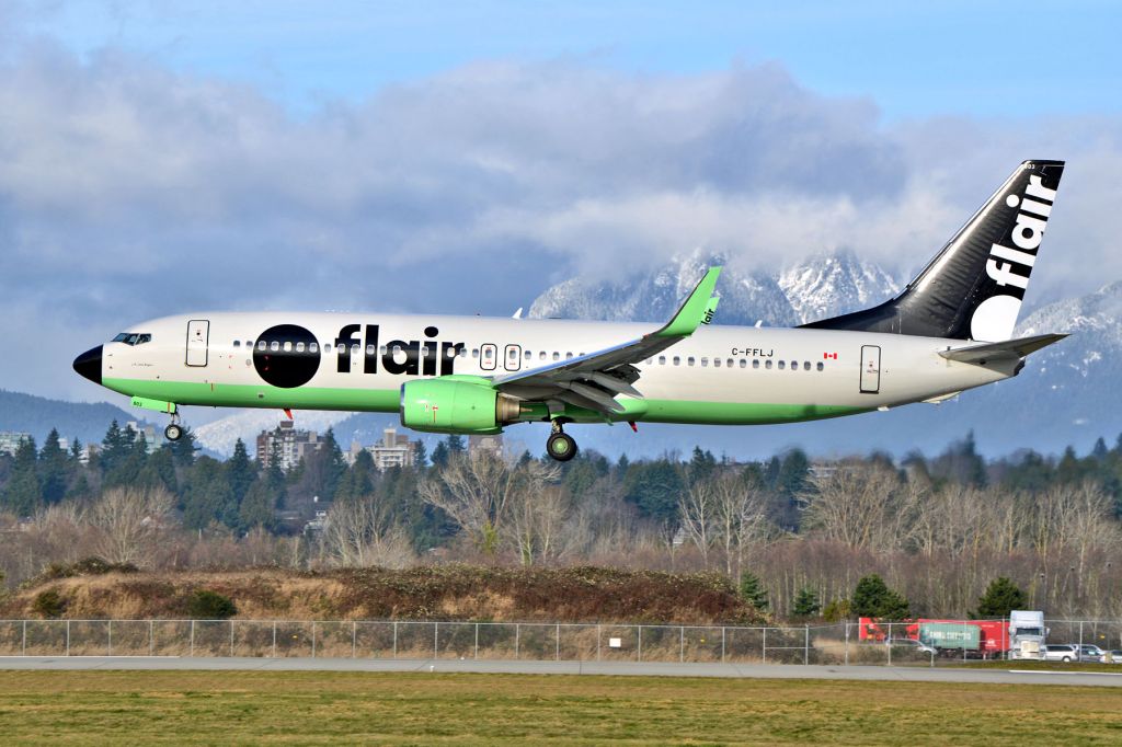 Boeing 737-800 (C-FFLJ)