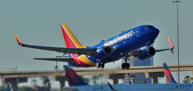 Boeing 737-700 (N255WN) - phoenix sky harbor international airport 18OCT22