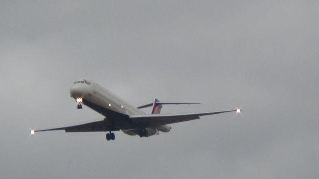 McDonnell Douglas MD-88 (N918DL) - Landing runway 27.