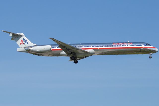 McDonnell Douglas MD-82 (N475AA)