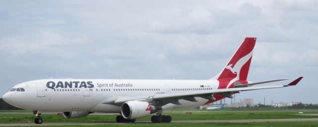 Airbus A330-200 (VH-EBQ)