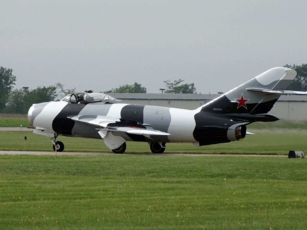 MIKOYAN MiG-17 (N6953X)