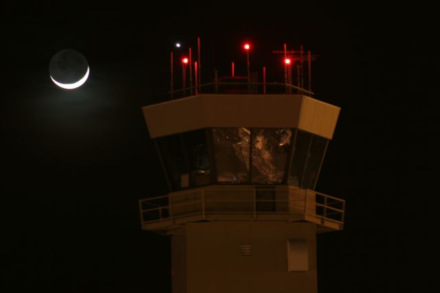 — — - Crescent moon and Venus / Appleton, WI Control Tower