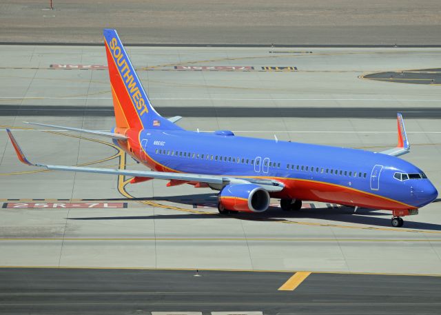 Boeing 737-800 (N8616C)