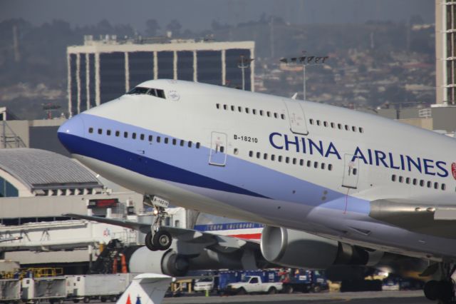 Boeing 747-400 (B-18210)